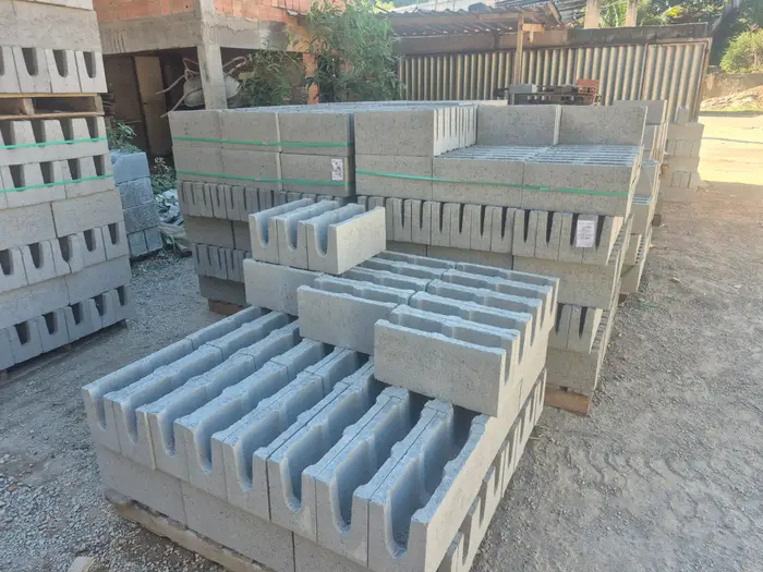 Pallets de blocos e canaletas no pátio do Gaúcho