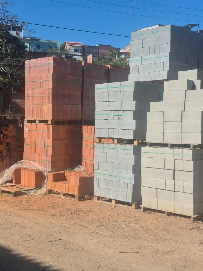 Tijolo cerâmico e blocos de concreto paletizados no pátio do Gaúcho