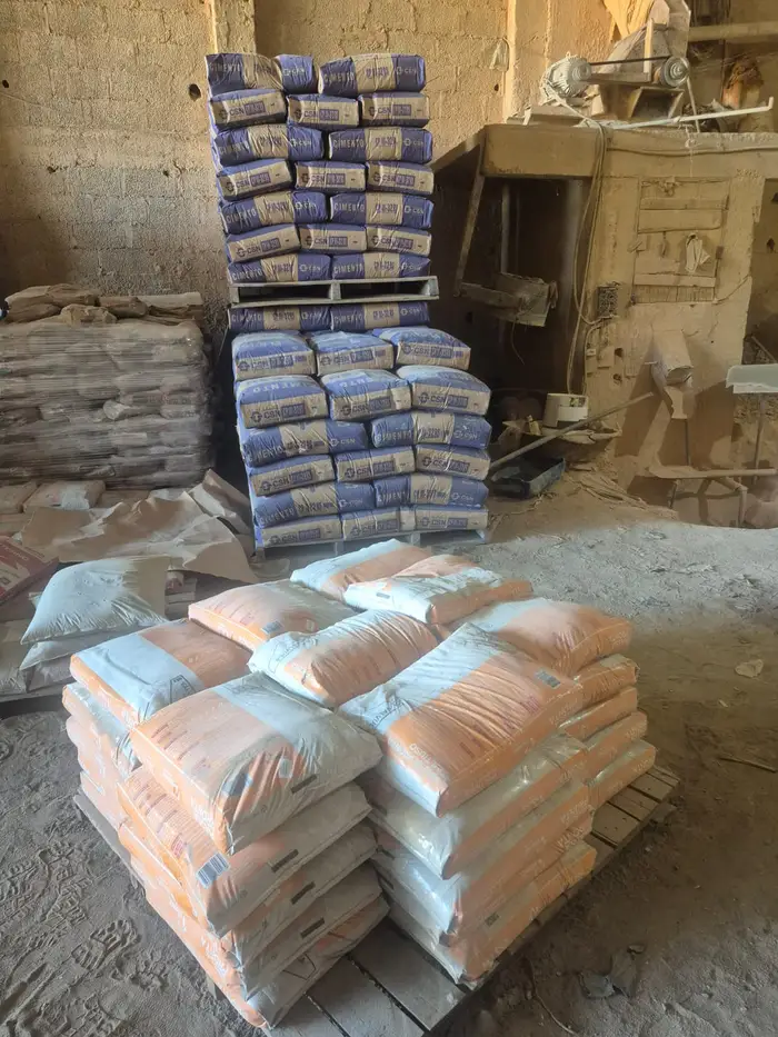 Sacos de massa pronta e argamassa de múltiplo uso, paletizados no galpão do Gaúcho
