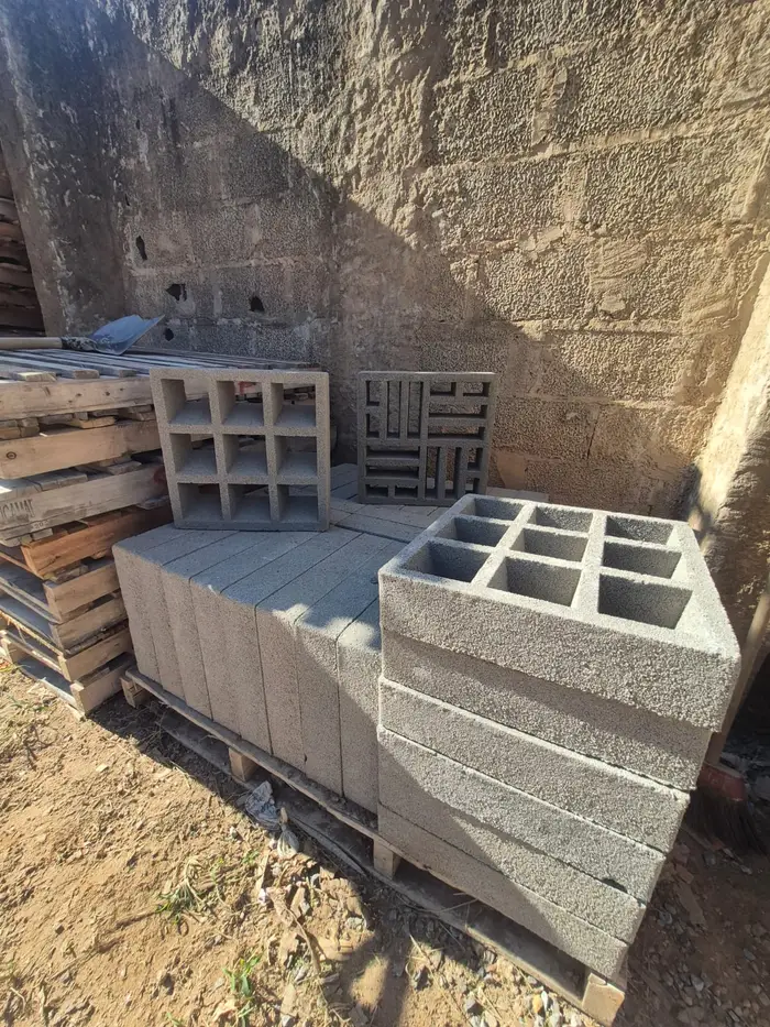 Blocos de concreto paletizados, prontos para carga com empilhadeira
