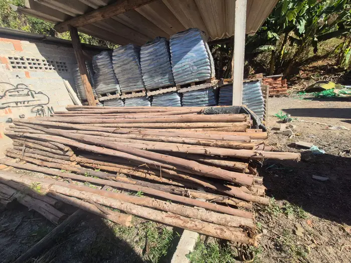 Roliços de escora de eucalipto no pátio coberto do Gaúcho